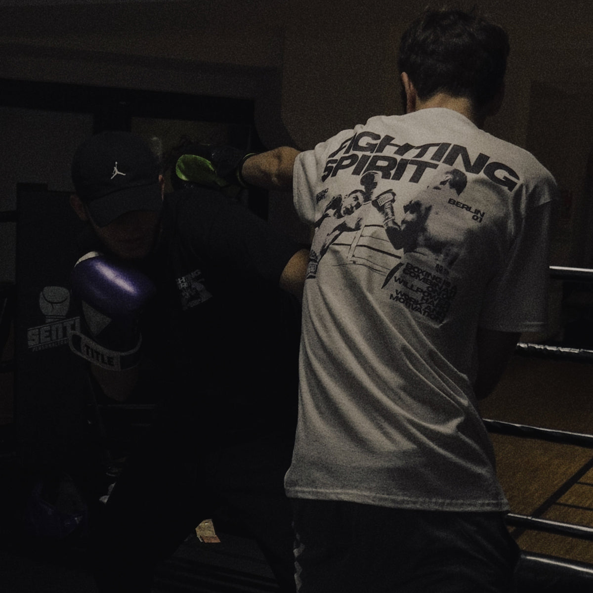 FIGHTING SPIRIT — Oversized-Boxshirt | Weißes T-Shirt