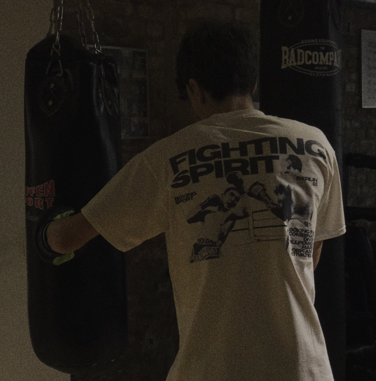 FIGHTING SPIRIT — Oversized-Boxshirt | Weißes T-Shirt