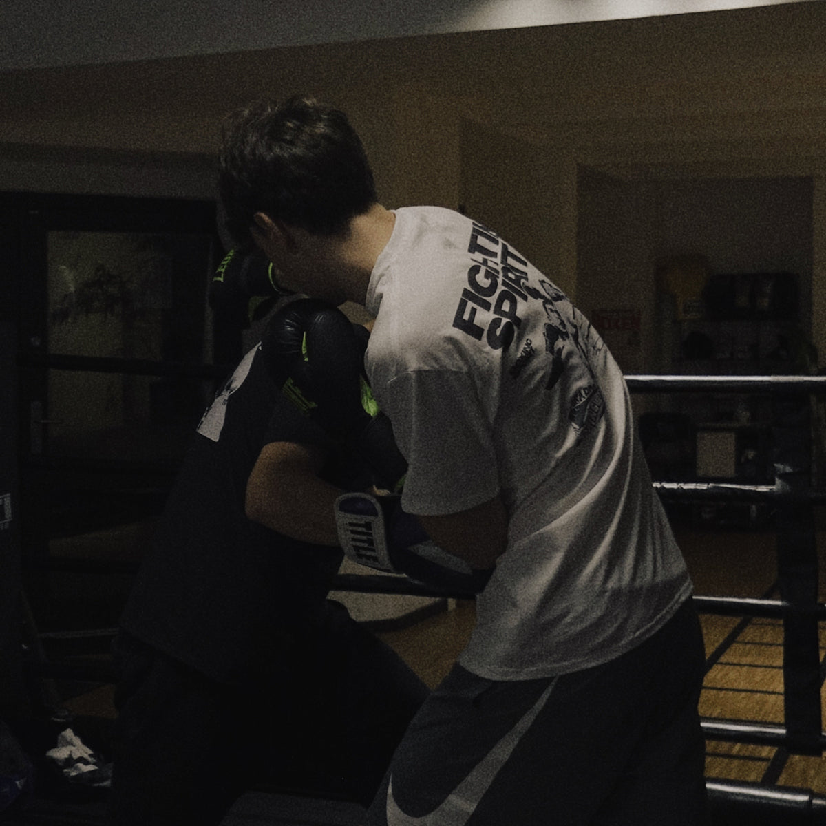 FIGHTING SPIRIT — Oversized-Boxshirt | Weißes T-Shirt